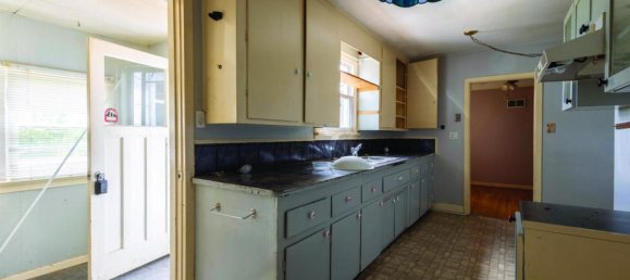 4 bedrooms House in Hamilton, Canada No. 403 6