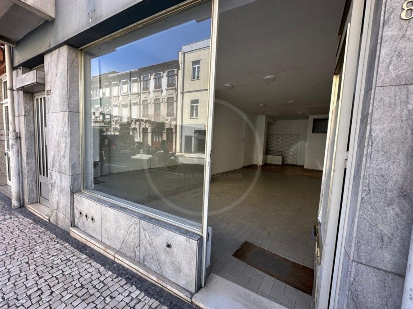 82m² Commercial property in Porto, Portugal No. 344045