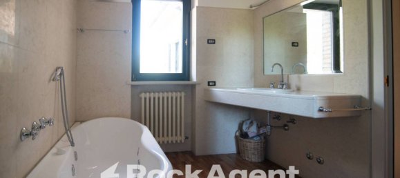 3 bedrooms Villa in Pesaro, Italy No. 265568 9