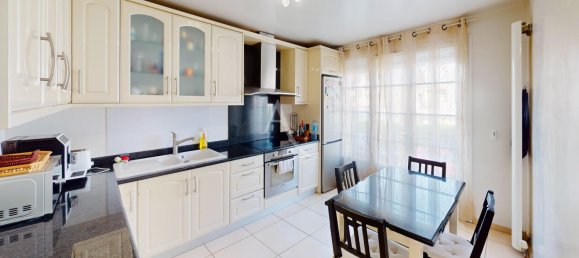 5 bedrooms House in Roissy-en-Brie, France No. 176731 3