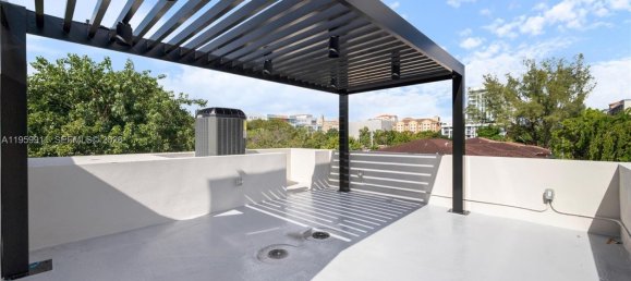 4 dormitorios dúplex en venta en Miami, Miami-Dade, Florida, USA № 615709 3