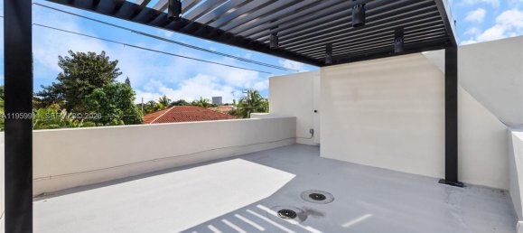 4 dormitorios dúplex en venta en Miami, Miami-Dade, Florida, USA № 615709 2