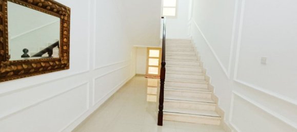 8 bedrooms Villa in Abu Dhabi, UAE No. 12184 7