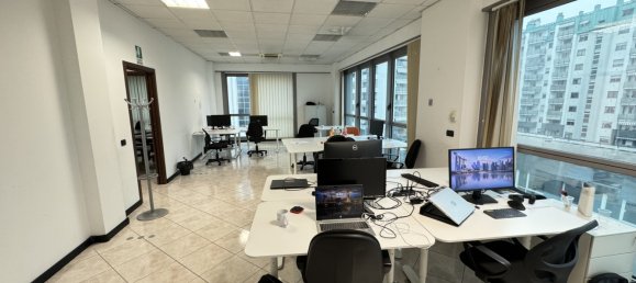 3 rooms Office in Turin, Italy No. 127101 2