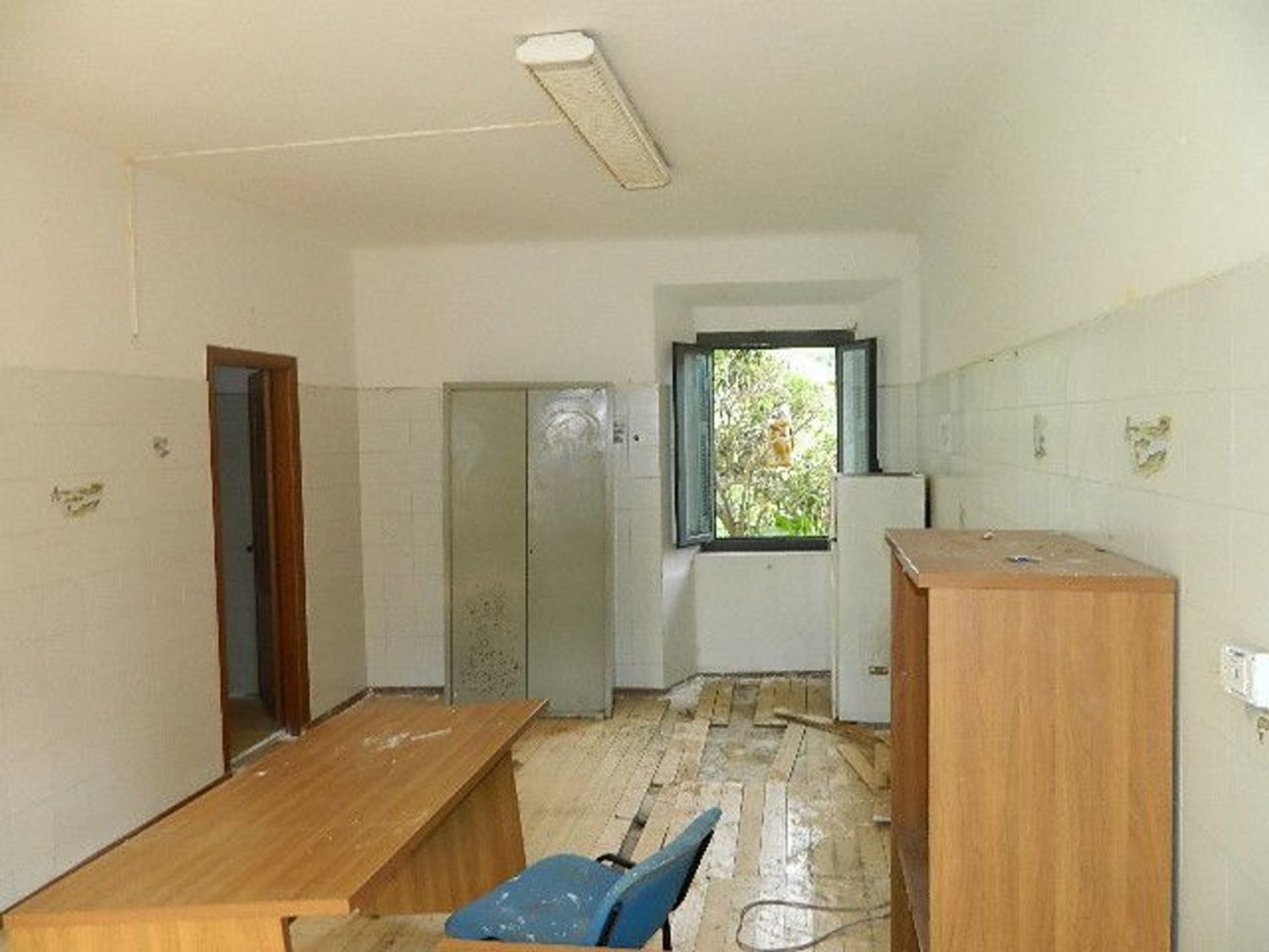 Коммерческая недвижимость 31м² в Луни, Италия № 139779