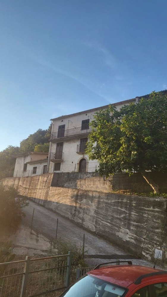 Дом с 6 комнатами в Ривелло, Италия № 205086