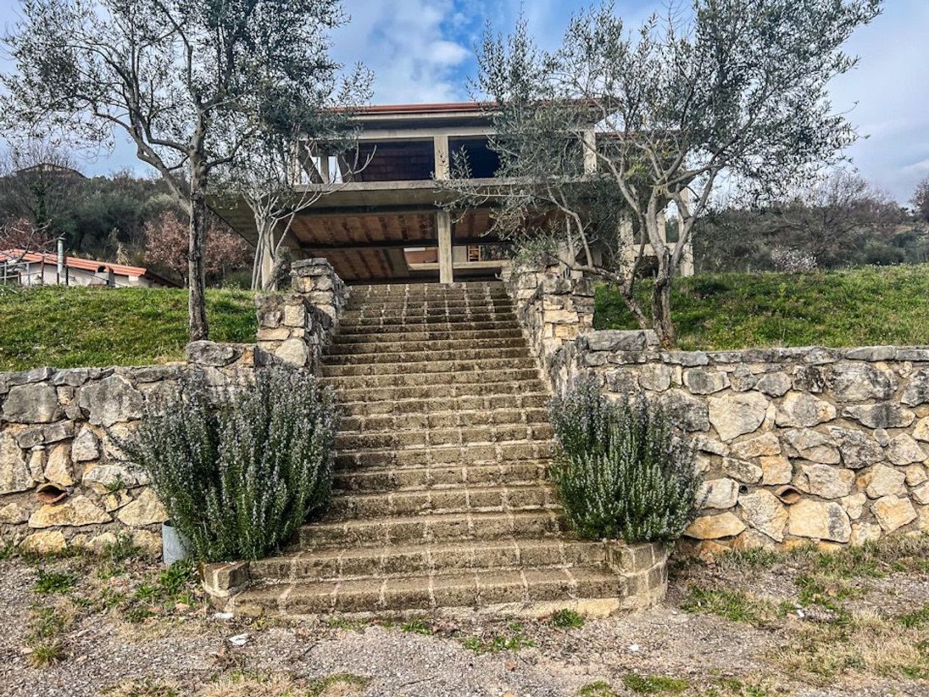 Дом с 5 комнатами в Фьюджи, Италия № 216775