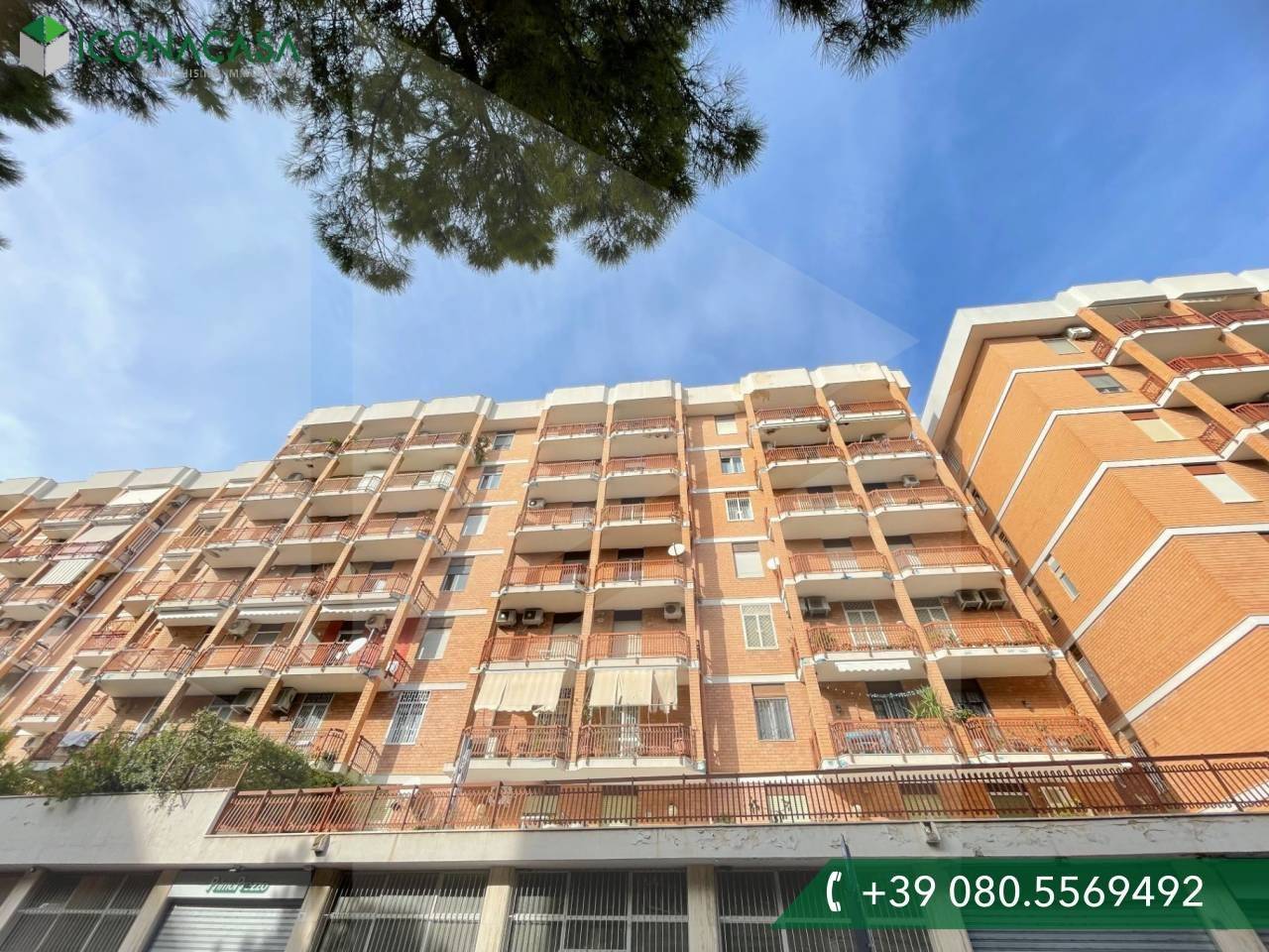 Квартира с 4 спальнями в Бари, Италия № 19185