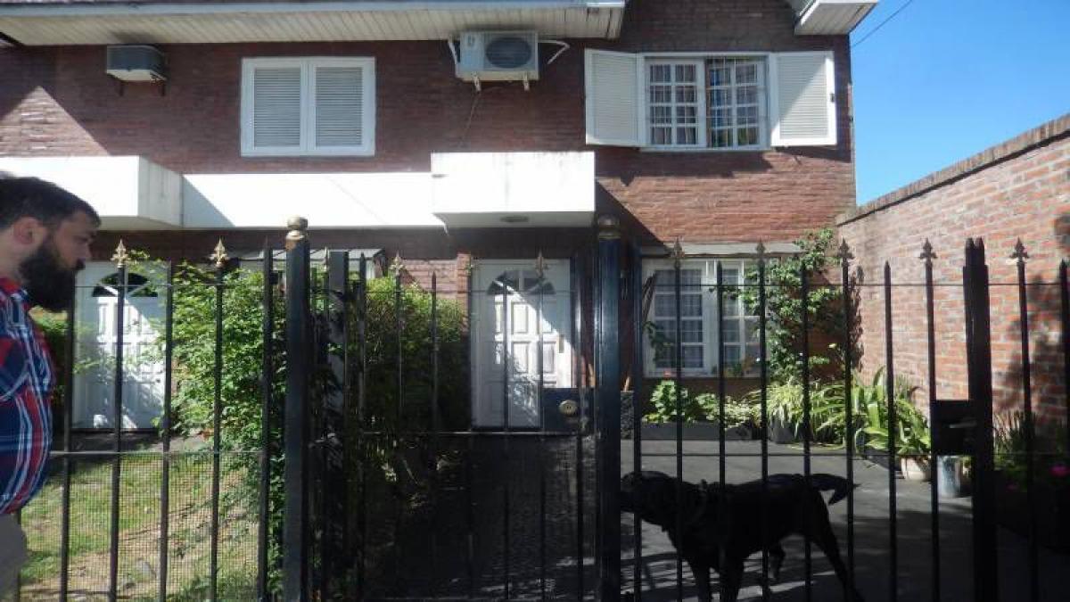 Casa de 2 dormitorios en Quilmes, Argentina No. 53437