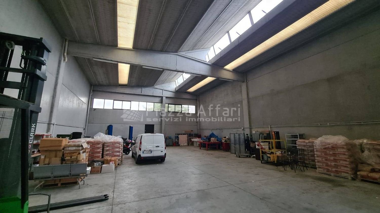 Almacén en Reggio Emilia, Italy 494 m² No. 143588