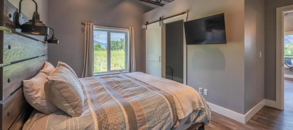 Studio in British Columbia, Canada No. 1225 9