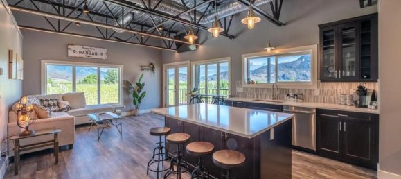 Studio in British Columbia, Canada No. 1225 4