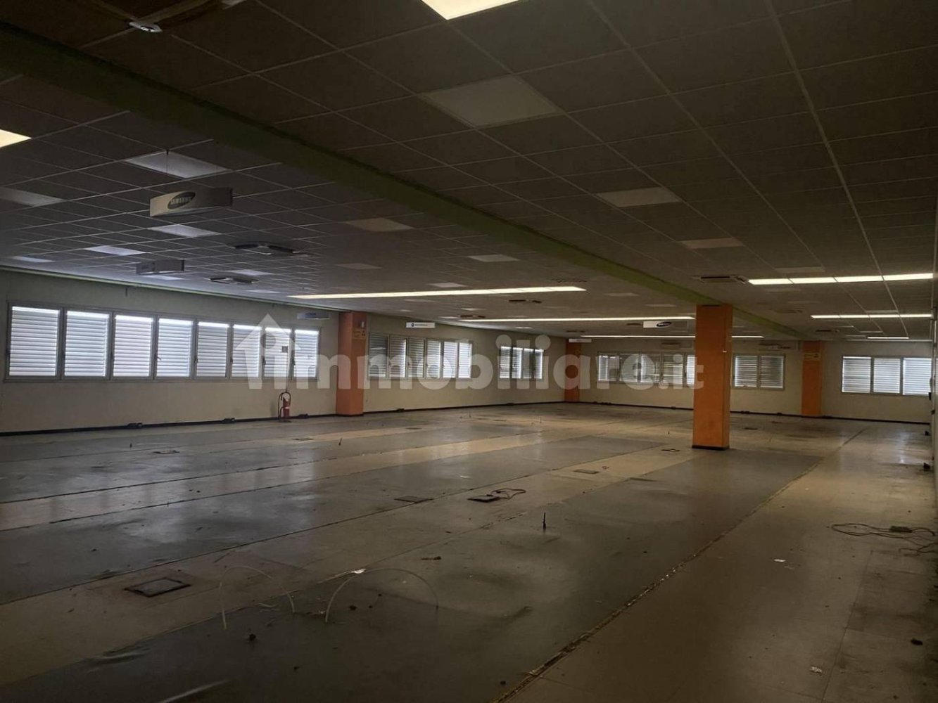 Armazém em Cassano Magnago, Italy 1595 m² N.º 316977