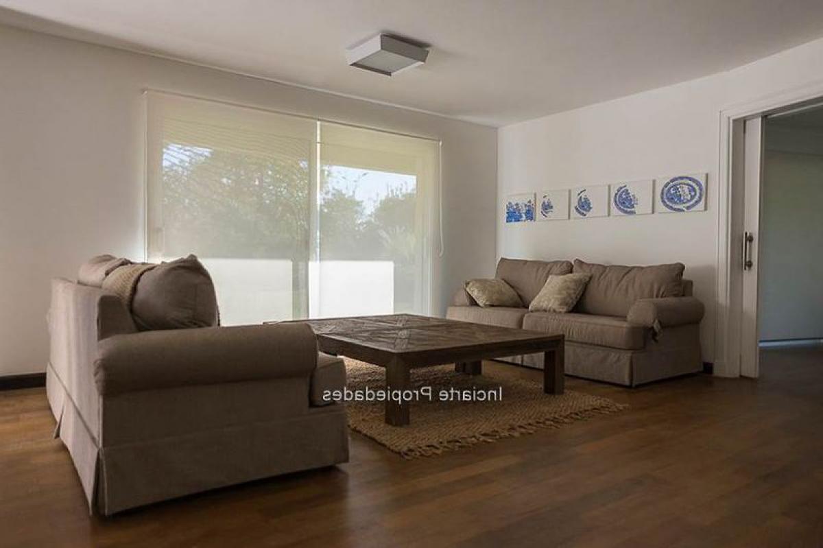 Apartamento de 3 dormitorios en Montevideo, Uruguay No. 2433