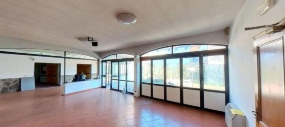 Коммерческая недвижимость 240м² в Лукка, Италия № 374900 2