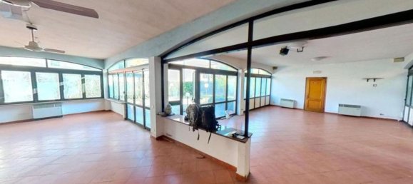 Коммерческая недвижимость 240м² в Лукка, Италия № 374900 5