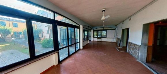 Коммерческая недвижимость 240м² в Лукка, Италия № 374900 9