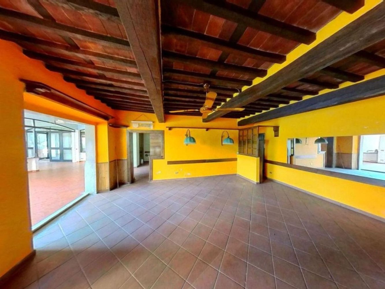 Коммерческая недвижимость 240м² в Лукка, Италия № 374900