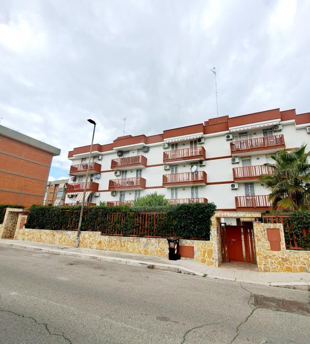 3-salle Appartement à Bari, Italy No. 235254