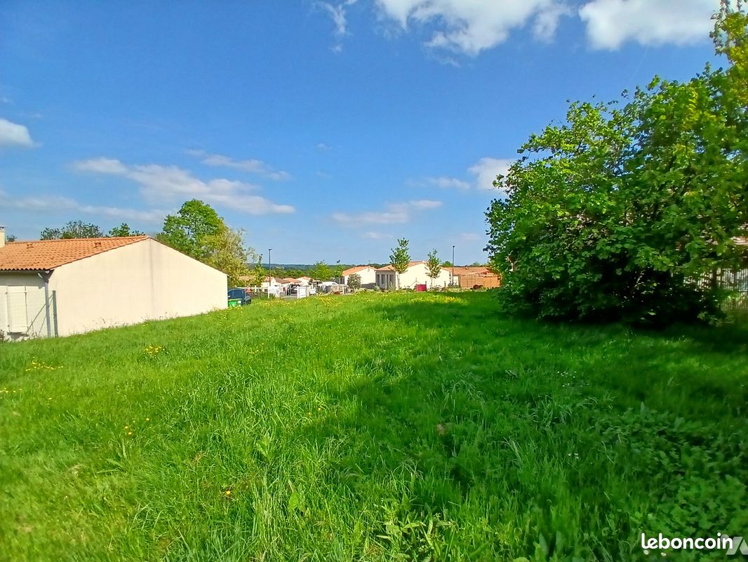 660m² Land in Deux-Sevres, France No. 117373