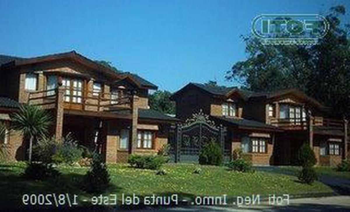 8 bedrooms House in Punta del Este, Uruguay No. 11433