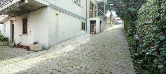 3 bedrooms Villa in Pescara, Italy No. 191114 2