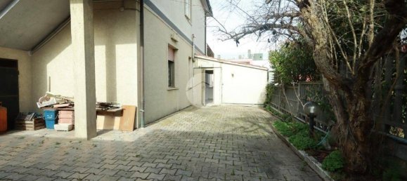 3 bedrooms Villa in Pescara, Italy No. 191114 3