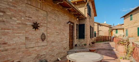 3 bedrooms Villa in Siena, Italy No. 319009 8