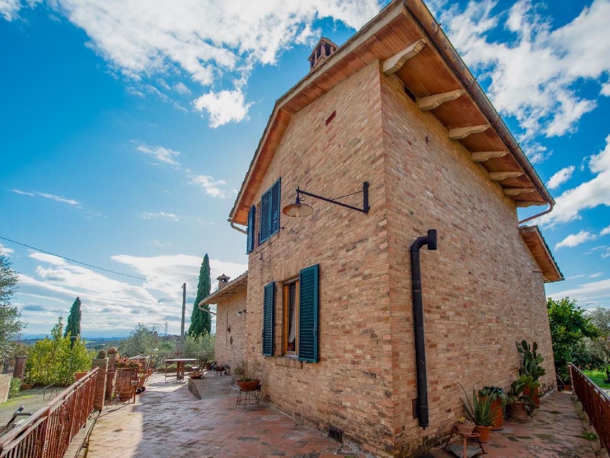 3 bedrooms Villa in Siena, Italy No. 319009