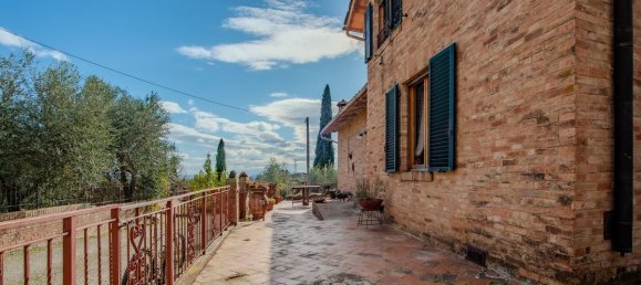 3 bedrooms Villa in Siena, Italy No. 319009 2
