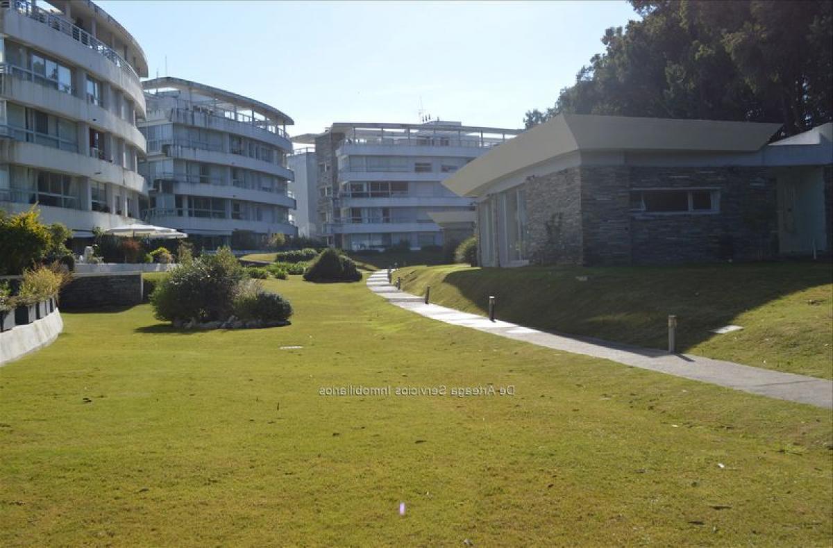 3 bedrooms Apartment in Montevideo, Uruguay No. 9049