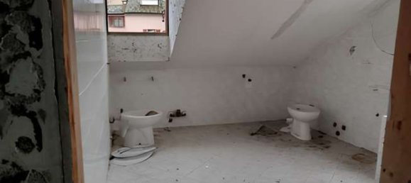 2-salle Appartement à Voghera, Italy No. 95484 4