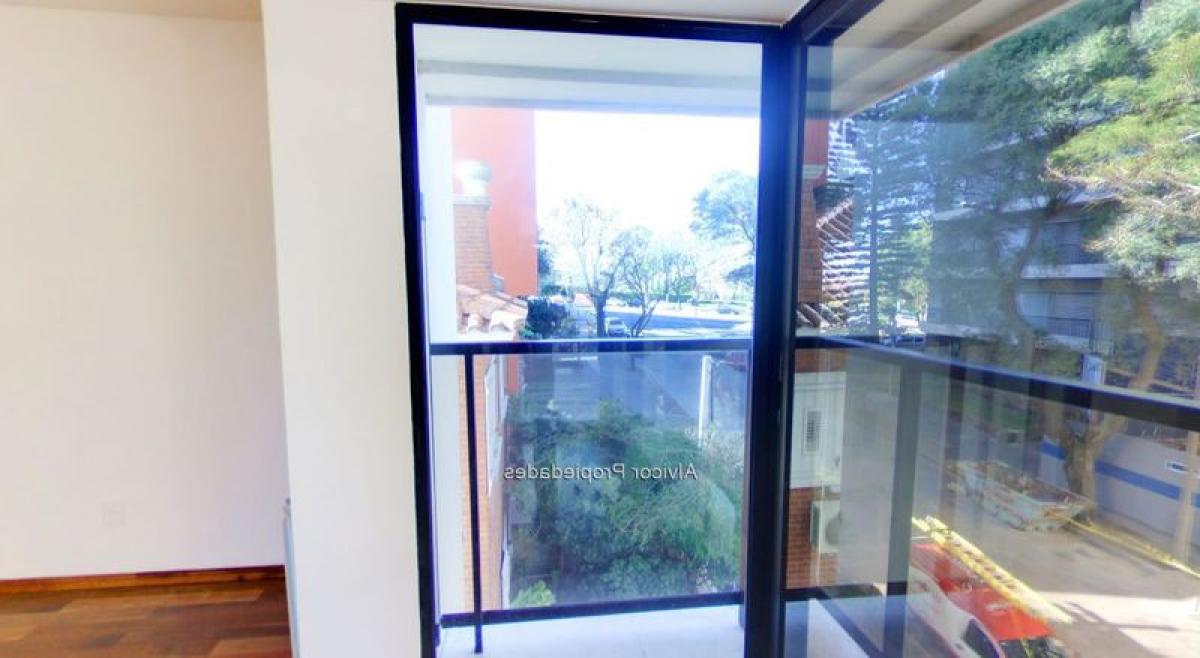 4 bedrooms Apartment in Montevideo, Uruguay No. 10431