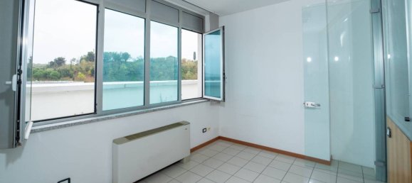 Oficina de 5 habitaciónes en Osimo, Italy No. 118653 18