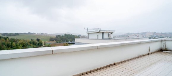 Oficina de 5 habitaciónes en Osimo, Italy No. 118653 21