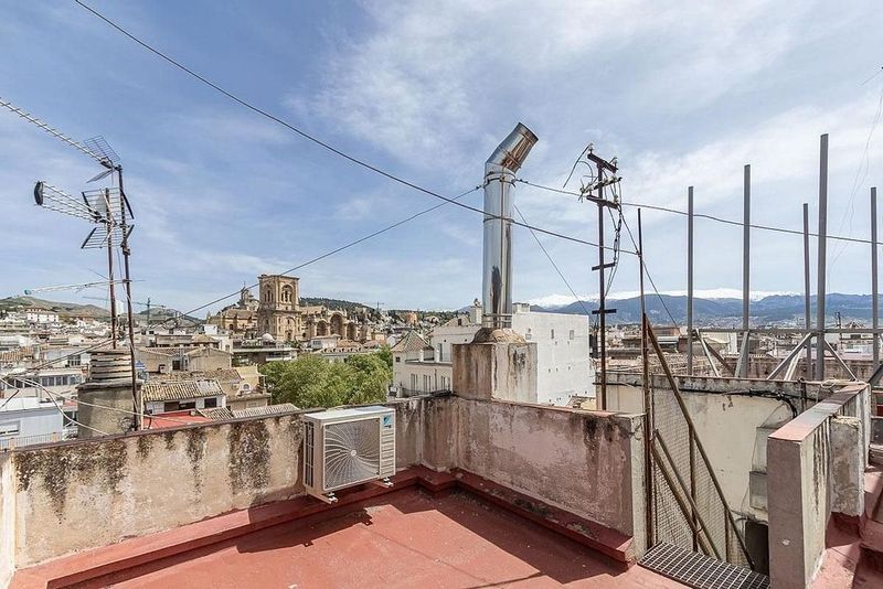 5 bedrooms Apartment in Granada, Spain No. 224091