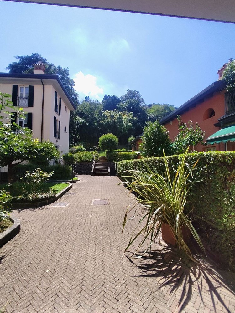 5 rooms Apartment in Como, Italy No. 268855