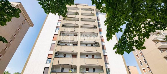 3 bedrooms Apartment in Sesto San Giovanni, Italy No. 304585 3