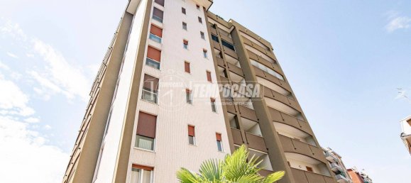 3 bedrooms Apartment in Sesto San Giovanni, Italy No. 304585 4