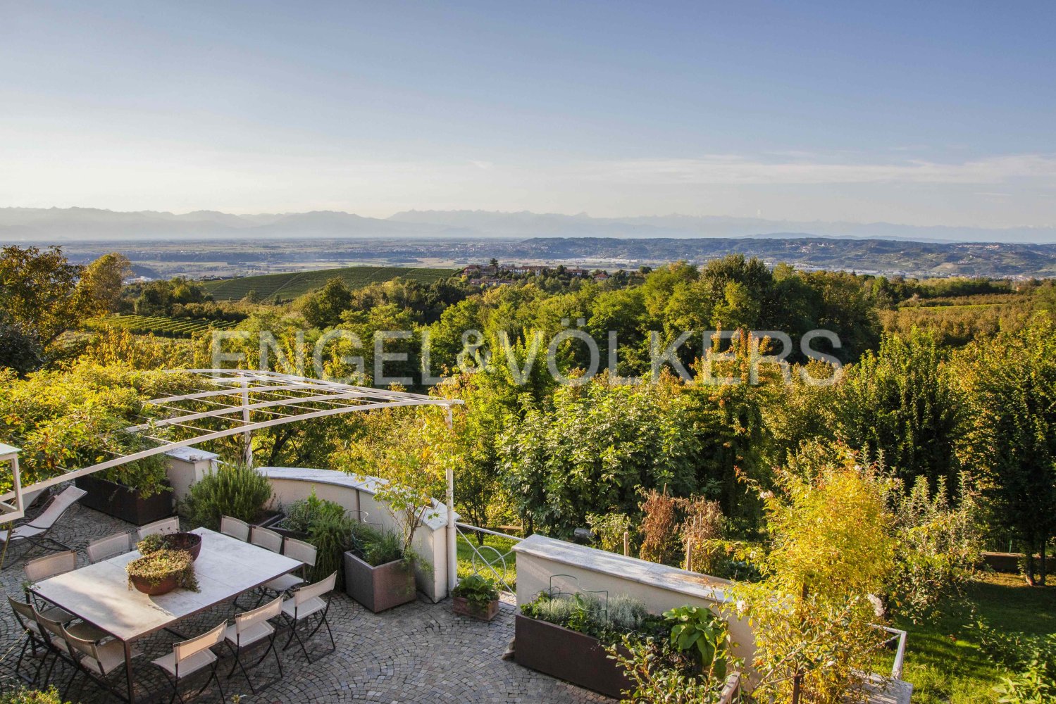 4 bedrooms Villa in La Morra, Italy No. 131664