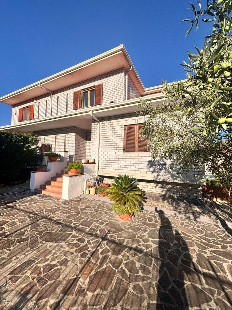 Вилла с 3 спальнями в Мендичино, Италия № 364126