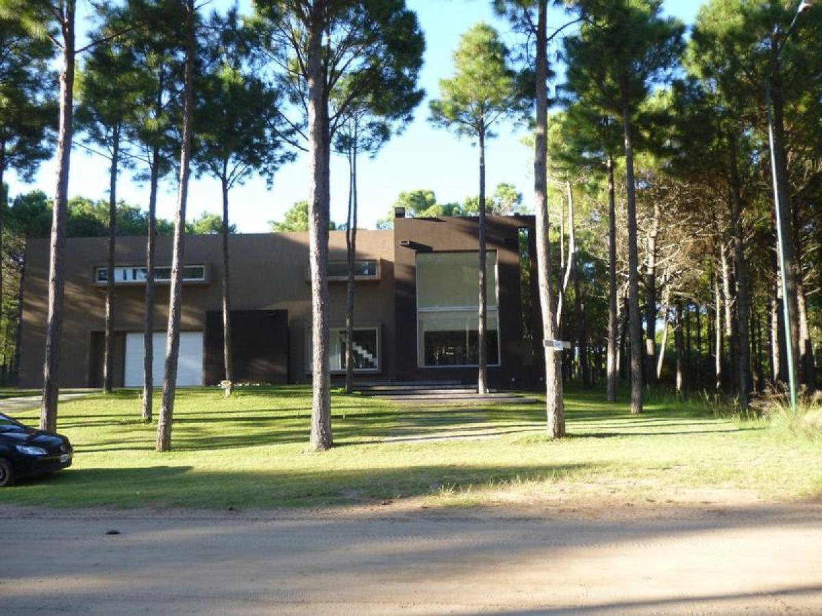 4 bedrooms House in Mar del Plata, Argentina No. 74806