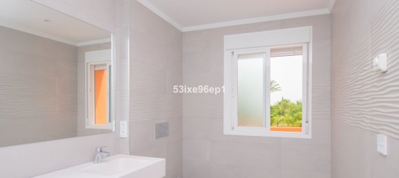 3 bedrooms Townhouse in Estepona, Spain No. 23744 18