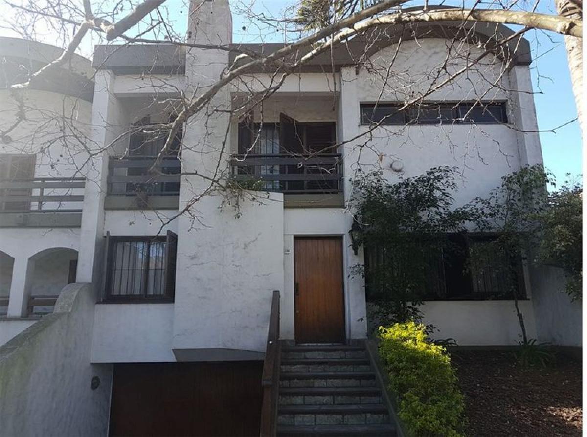 4 bedrooms House in Almirante Brown, Argentina No. 74155