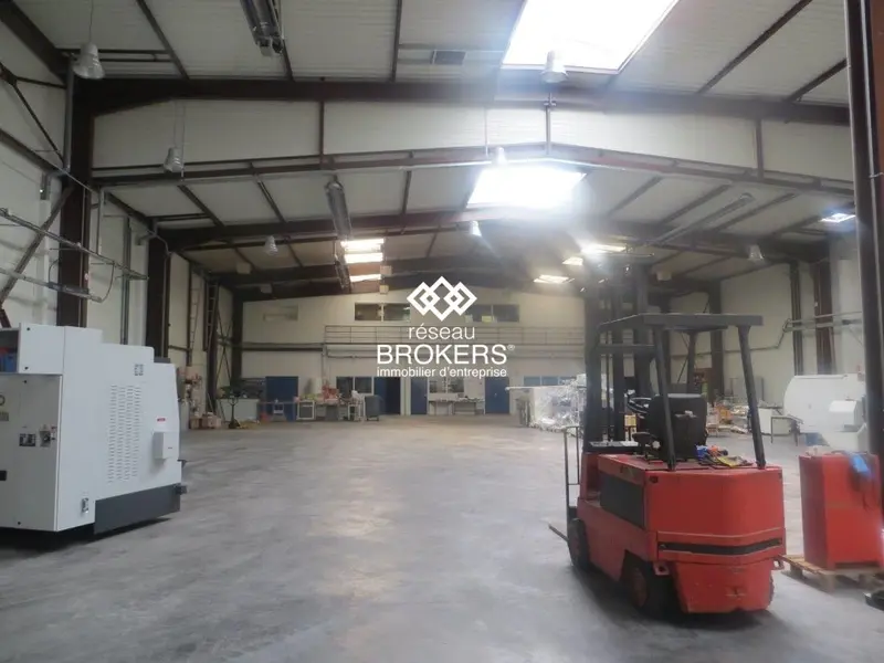 1677m² Office in Linas, France No. 302434