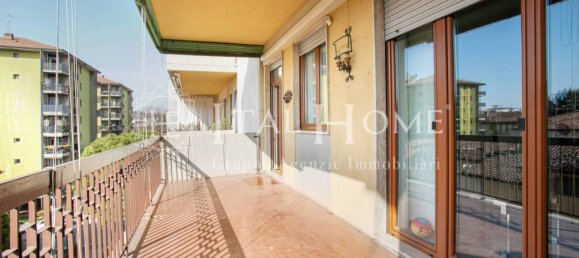 Apartamento de 2 dormitorios en Bergamo, Italy No. 2194 8