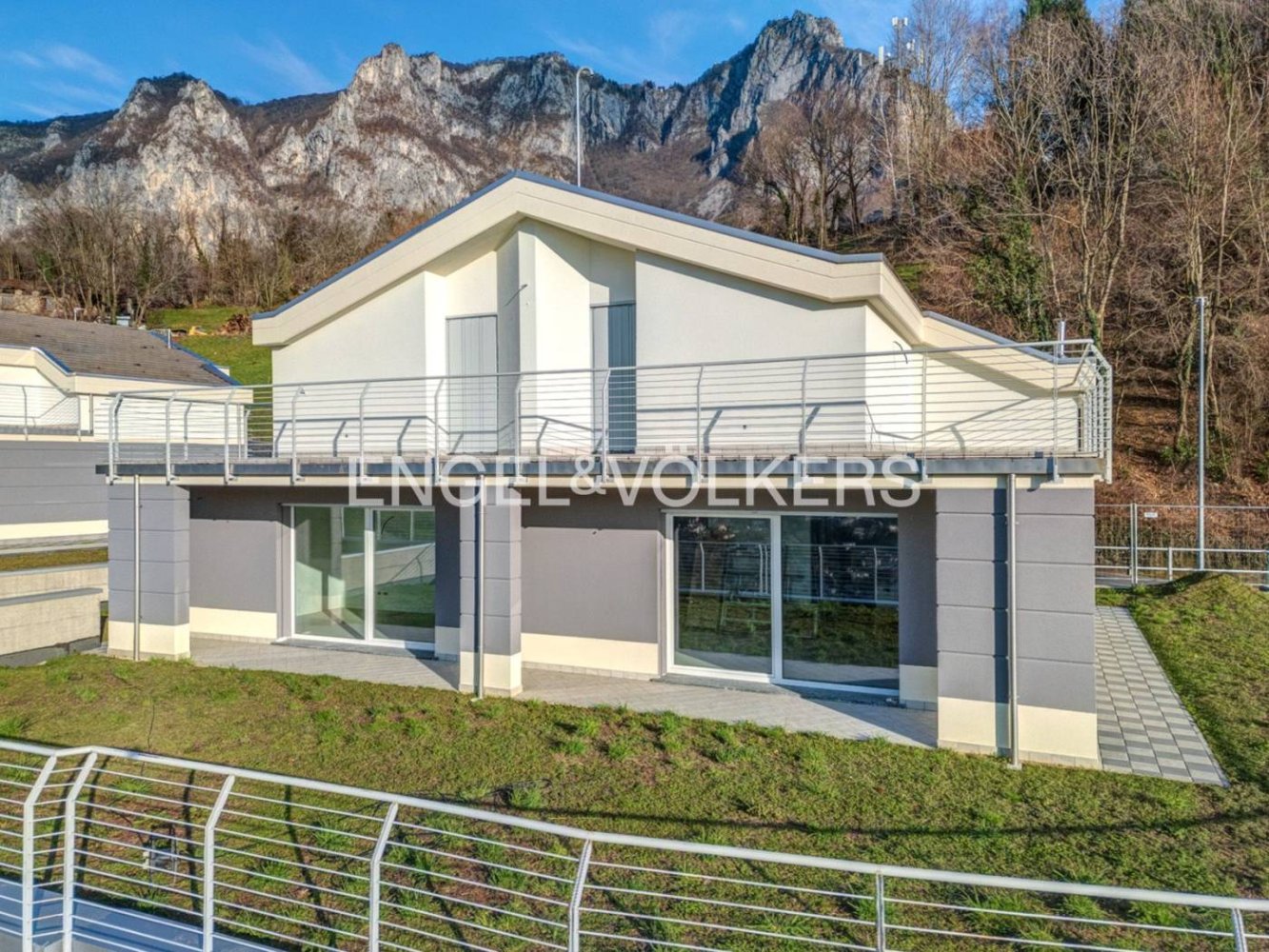 2 bedrooms Villa in Lecco, Italy No. 127222
