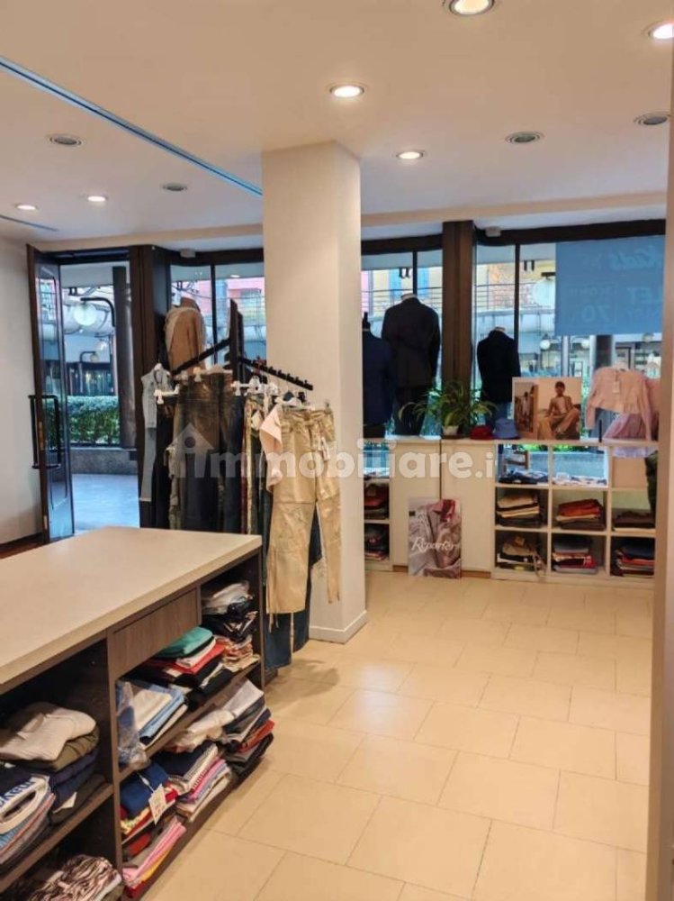 1غرفة عقار تجاري في Lecco, Italy رقم 260709