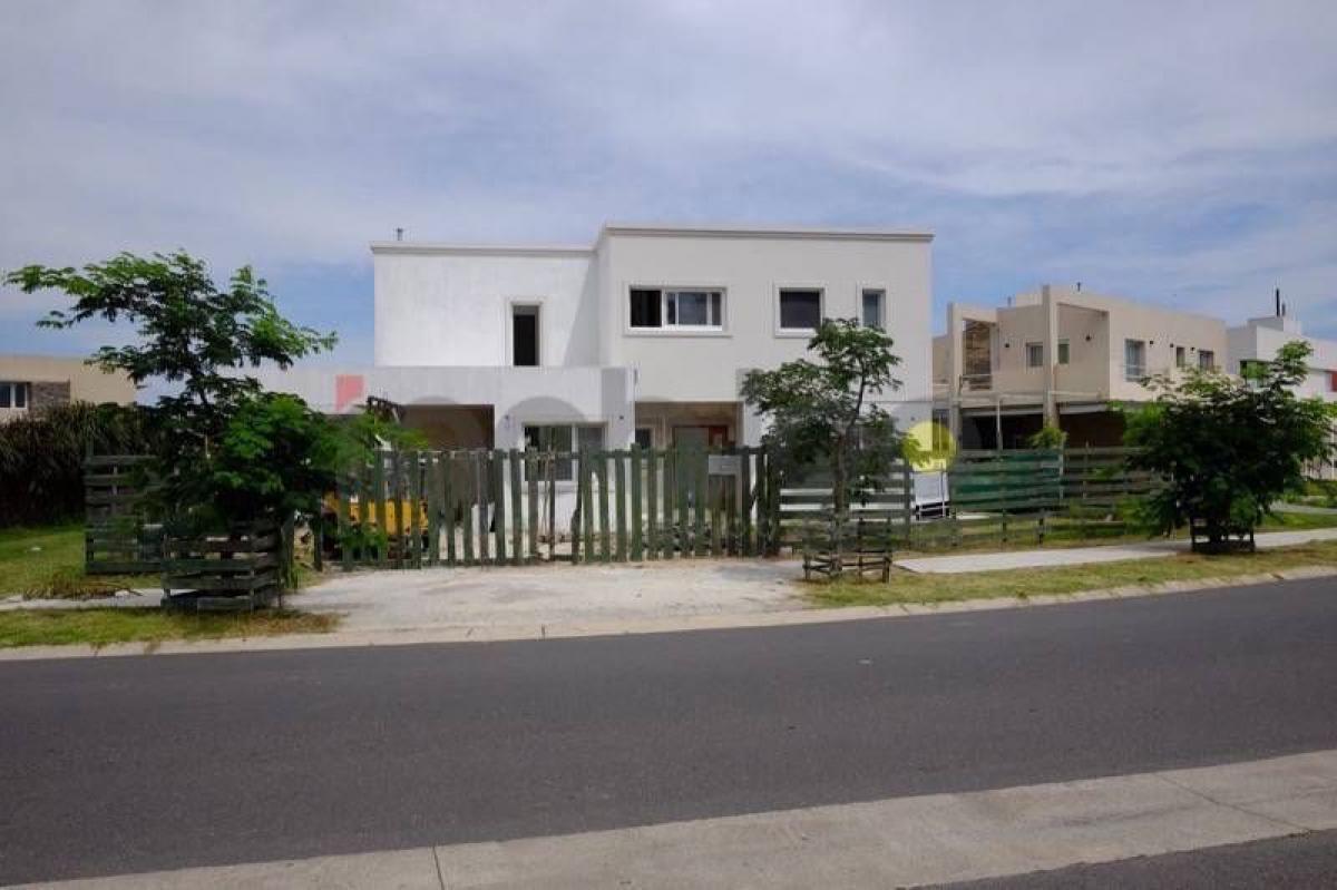 Дом с 3 спальнями в Кильмес, Аргентина № 21353