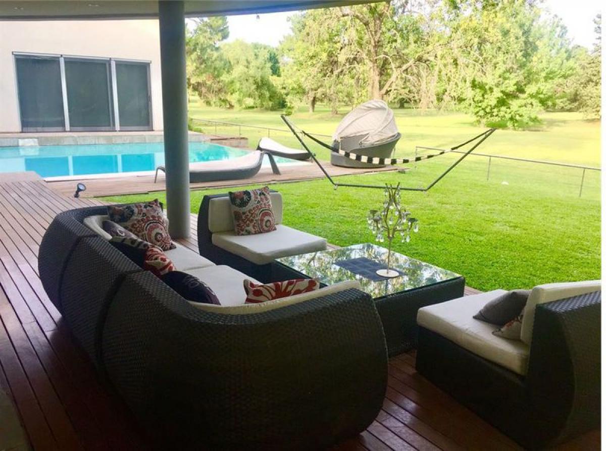 6 bedrooms House in Escobar, Argentina No. 84253